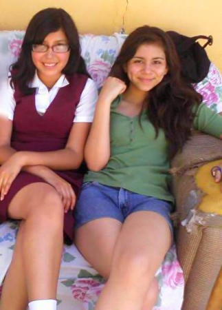 Yesenia y Daniela Sentadas